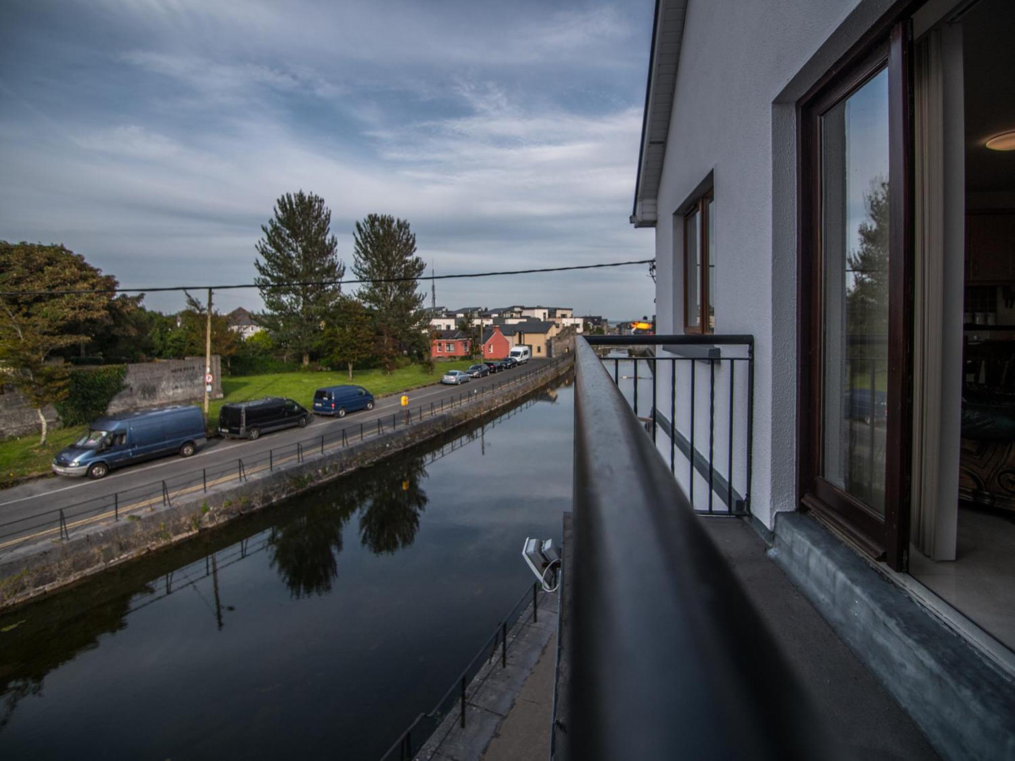 Donegan Court Aparthotel Galway Exteriér fotografie